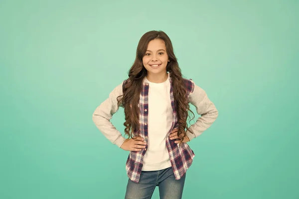 Viver uma vida feliz. Menina bonito com cabelo comprido. Camisa xadrez menina pequena. Feliz dia internacional das crianças. Menina turquesa fundo. Conceito de bom humor. Vibrações positivas. Emoções sinceras — Fotografia de Stock