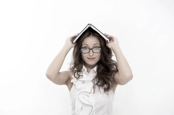 Vrouw met lang haar witte blouse boek te houden als dak. Leraar met bril ziet er aantrekkelijk uit. Verleidelijke kantooradministrateur. Druk om de lijst te doen. Lady strikte leraar of verleidelijke office manager — Stockfoto