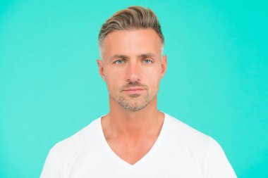 Saçları taranmış yakışıklı, olgun bir adam. Yüzünde kıllar, berber dükkanı.