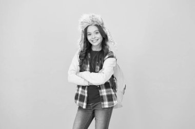 Okuldaki kış etkinlikleri. Küçük kız kulaklık takıyor. Kış okulu ve tatiller. Okula dönüyorum. Liseli kız sırt çantası sarısı. Bu hafta ders yok. Neşeli çocuk öğrenci.