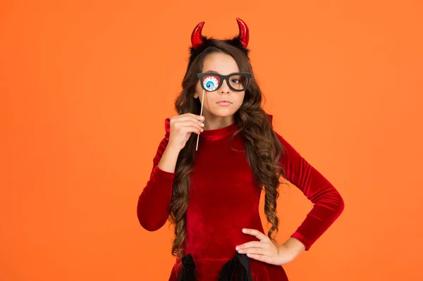 Gelukkig halloween feest kind dragen cosplay kostuum en vieren herfst traditionele vakantie, griezelige halloween — Stockfoto