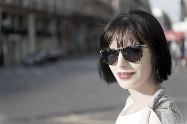 Mulher com lábios vermelhos em óculos de sol andar na rua — Fotografia de Stock