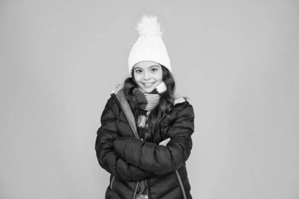 Mantenga a su bebé realmente caliente mientras está activo. Niña feliz con sonrisa confiada. Pequeño bebé mantener los brazos cruzados fondo azul. Bebé pequeño disfrutar del estilo informal de invierno. Moda y estilo —  Fotos de Stock