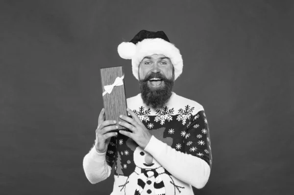 クリスマスのギフトの概念。男は冬休みを祝う。冬のセーターのヒップスター。冬休み。彼の手に箱を。サンタからプレゼントをもらった。楽しいショッピング。お気に入りの伝統。新年明けましておめでとう — ストック写真