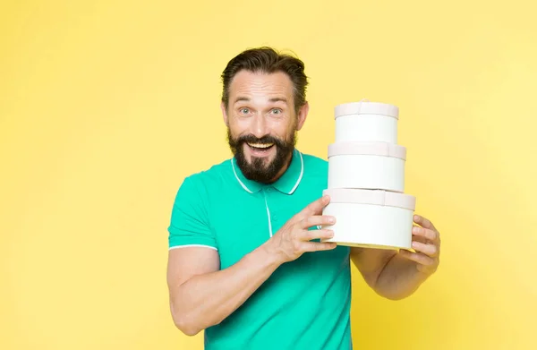 Es todo para mí. Los regalos hacen la vida más interesante. Hombre barbudo barbudo madura cara alegre sostiene cajas de pila. El hombre tiene regalos inesperados. Chico tocado por la atención y regalos para él fondo amarillo — Foto de Stock