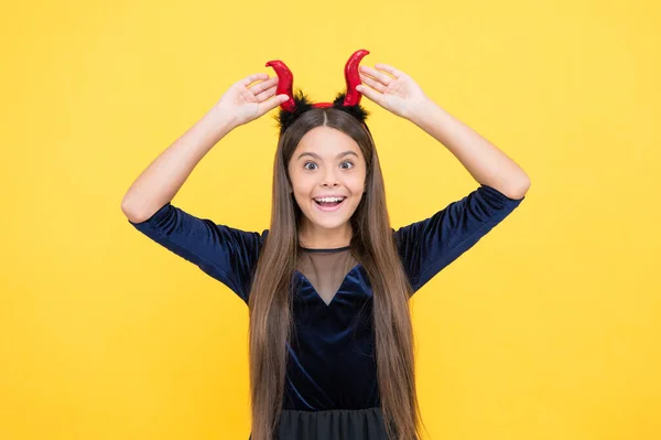 Festa in costume divertente. Buon Halloween. Guarda un po '. bambino in corna da folletto su sfondo giallo. bambino indossare corna del diavolo sorridente. vacanza autunnale infanzia. divertente teen girl pronto a festeggiare la festa — Foto Stock