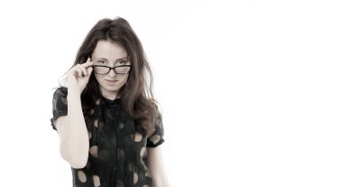 Akıllıca görünüyor. Şehvetli, zeki kız. Akıllı ve güzel bir kız gözlüklerle bakıyor. Akıllı gözlük takan şık bir iş kadını.