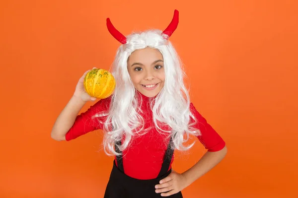 Lazer infantil. Jack o lanterna. Feliz Dia das Bruxas. O miúdo usa chifres de diabo. criança com abóbora. menina adolescente usar longo encaracolado cabelo branco peruca para festa celebração. férias de estação de outono. alimentos tradicionais — Fotografia de Stock