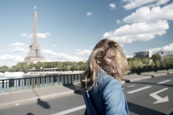 Chica viajero con el pelo rubio en la torre eiffel en París — Foto de Stock