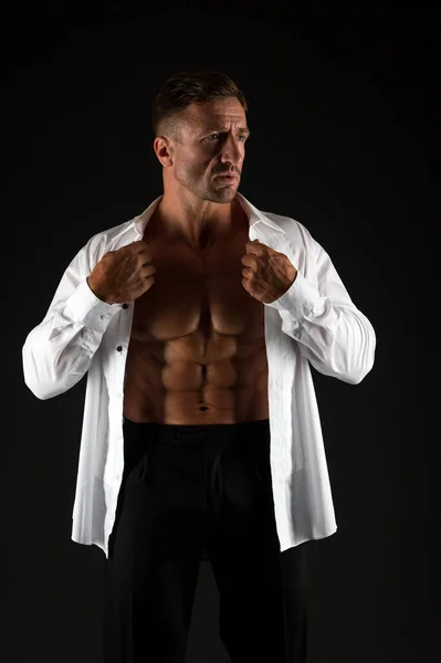 Eleganter Mann zeigt Sixpack Bauchmuskeln Oberkörper in offenem Hemd formalen Stil schwarzen Hintergrund, Macho — Stockfoto
