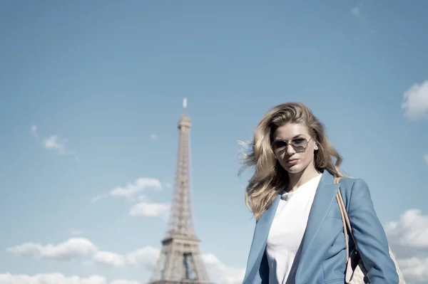 파리스에 있는 에펠 탑에 있는 여자, 푸른 하늘의 프런트 — 스톡 사진
