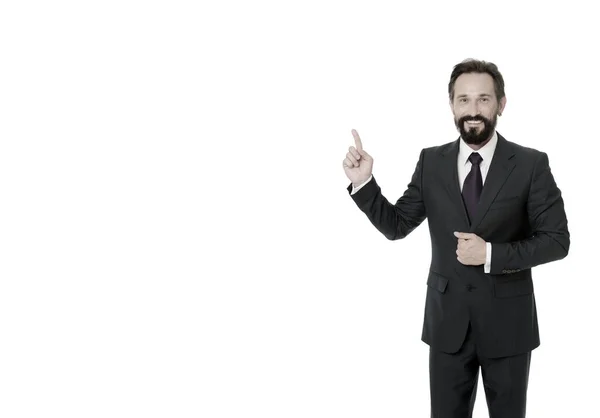 Указание на рекламу бизнеса. Человек, указывающий на рекламу указательным пальцем, выделенный на белом. Мужчина в зрелом костюме. Бизнесмен или менеджер показывает направление. Посмотри на эту рекламу — стоковое фото