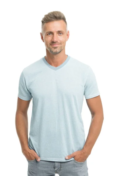 Loja de roupas de homem modelo. Roupa masculina e roupas da moda. Homem rosto calmo posando fundo confiantemente branco. O homem fica bonito de camisa casual. Um tipo com cerdas usa roupa casual. Conceito de moda — Fotografia de Stock