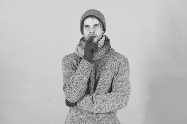 もしそうなら。男ハンサムなunshaven男は青い背景に冬のアクセサリーを身に着けている。冬の販売。ヒップスターニット冬の帽子スカーフと手袋。感情的な表現。考えて決めなさい。難しい決断だ — ストック写真