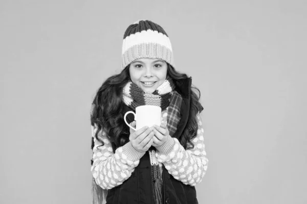 손을 따뜻하게 하는게좋지. 겨울 직감이야. 행복 한 여고생. 아이들의 겨울 패션. 날씨좋네. 이번 시즌에도 활동 해. 꼬마가 따뜻 한 뜨개질을 해. 어린이 핫 티 컵. 따뜻 한 음료를 마셔. 따뜻 해 지는 아이디어 — 스톡 사진