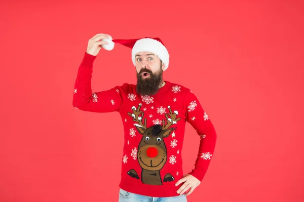 Surprised bearded guy in warm knitted sweater and santa claus hat celebrate winter holiday of chistmas and feel merry about xmas gifts, knitwear fashion — Stock Photo, Image