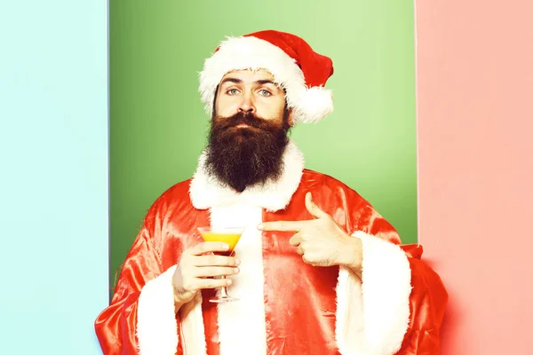 Vážná vousatý Santa Claus muž na barevné pozadí studia. — Stock fotografie