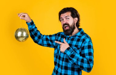 Süper havalı disko kulübü sakallı adam diskoda, bayramı kutluyor.