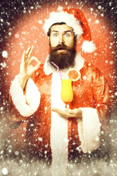 Jóképű szakállas santa claus férfi piros stúdió háttér. — Stock Fotó