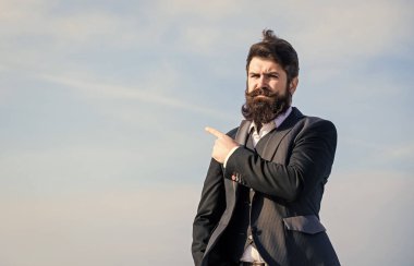 - Bu taraftan. Rotayı değiştiriyorum. Fırsatlar ve fırsatlar arıyorum. Takım elbiseli adam yön arıyor. İş yönünü geliştiriyorum. İş adamı sakallı, gökyüzü geçmişi olan. İş yönü