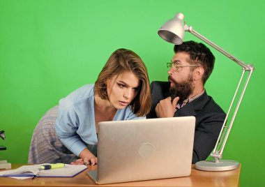 Öğretmenle flört etmek. Öğrenci şehvetli seksi kız ve deneyimli öğretmen. Ona bilgisayarı nasıl kullanacağını göster. Seksi öğrenci. Olgun bir öğretmen ve çekici bir kadın. Yasak ilişkiler kavramı. Özel ders