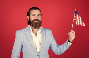 Amerikalı adam Bağımsızlık Günü 'nü kutluyor. Amerikan bayrağı taşıyan mutlu adam. 4 Temmuz. Amerikan vatandaşlığı. Vatansever eğitim. Özgürlüğün kutlaması. Amerikan rüyası yaşıyor. Vatansever adam