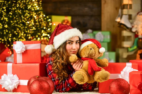 お祝いだ。クリスマスの準備だ。クリスマスツリーの幸せな女の子。女性はお祝い気分を楽しむ。願い事を。将来の夢。新年明けましておめでとう。クリスマスの伝統。冬の装飾 — ストック写真
