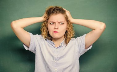 Ödev eğitimi. 1 Eylül. Okula dönüyorum. Kız çalışmayı seviyor. Kız öğretmen derste. Bilgi günü. boş tahta bilgisi. Tahtada stresli bir öğrenci. Dayanamıyorum artık.