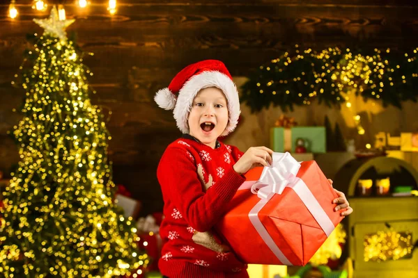 Verrast zijn. winkelverkoop. voorbereiding en viering van de vakantie. Kleine jongen draagt kerstman hoed. Kersttijd compositie. Gelukkig nieuwjaar. Kind wacht op kerstcadeautjes. tijd om geschenken te kopen — Stockfoto