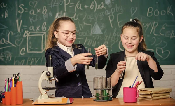 A kislányok tudósa mikroszkóppal dolgozik. Kislányok az iskolai laborban. A tudomány a jövő. Biológia tudomány. Boldog kislányok. Kémiai kutatás. Tudományos kísérletek. Magabiztos diák tanul — Stock Fotó