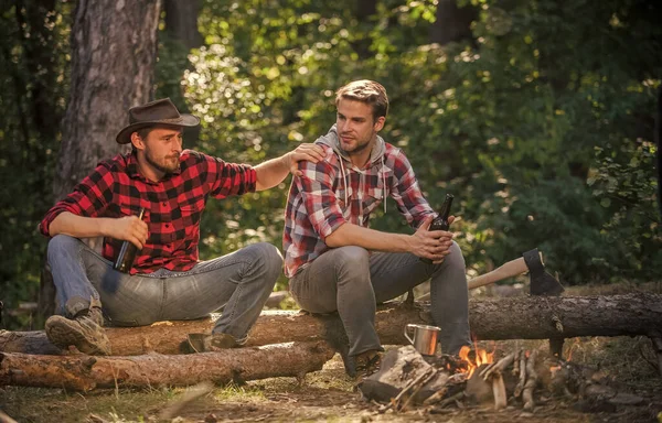 Divirtiéndose. hermanos hombres felices. amigos relajándose en el parque juntos. Bebe cerveza en el picnic. historia de la vida campfire. pasar tiempo libre juntos. camping familiar. aventura de senderismo. picnic en el campamento de turismo — Foto de Stock