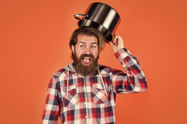 Mükemmel bir yaz yemeği. Mutfak gereçleri. Mutfakta tencereler, aşçı elleri. Yemek hazırlamak ve yemek pişirmek. Mutfak aletleri. Mutfak reklamı. Tencereli adam. Adam yeni marka tavayı tutuyor.