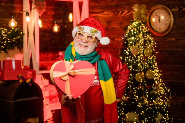 Ayuda de caridad. Caridad navideña. Difundir amor. Concepto de caridad. Donación generosa. Hombre barbudo mayor Santa Claus celebrar caja de regalo. Ideas de recaudación de fondos de invierno. Celebra el año nuevo. Bondad y generosidad — Foto de Stock