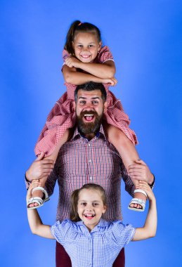 Babam ve kızları. Sevgili babalarıyla iki kız. Birlikte eğleniyoruz. Mutluluk. Babalar günün kutlu olsun. Aile tatili. Kızları olan bir baba. Sevgi ve güven