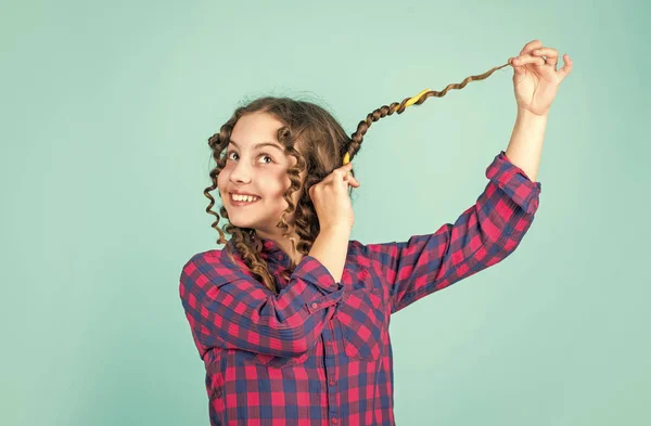 Cuidado del cabello para el niño. peinado mujer pequeña con rodillo de pelo. belleza y moda. niña pequeña tiene rulos de pelo papilas. Peluquería infantil. peinado largo saludable. preparación para las vacaciones —  Fotos de Stock