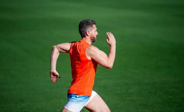 Todo es posible. entrenamiento fitness al aire libre. corredor corre rápido en la pista de carreras. enérgico y deportivo. energía de velocidad maratón. Hombre musculoso. El atlético compite en sprint. deporte estilo de vida saludable — Foto de Stock