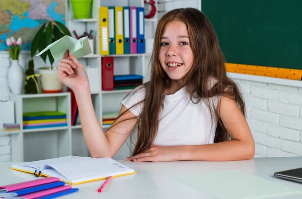 Šťastný dítě ve třídě školy s tabulí, vzdělávání — Stock fotografie