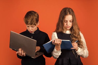 Programlama çalış. Laptop bilgisayarı olan bir öğrenci. Bilgisayarı kullanan çocuk. İnternette hayat. Sosyal ağlar ve blog. Modern bilgi kaynağı. İnternette sörf yapmak. Modern meslek. Çocuklar için modern eğitim