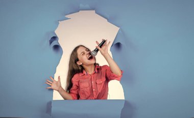 Mutlu çocukluk. Mutlu kız anın tadını çıkar. Kutlama 'da iyi eğlenceler. Genç bir çocuk karaoke yaparken mikrofonla şarkı söylüyor. Çocuk açık havada şarkı söylüyor. Mikrofonlu şarkıcı