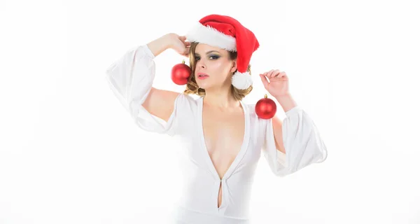 Makyajlı ve saç stili olan kız Noel partisine hazır. Makyaj ve Noel partisi için kıyafet. Kadınlar seksi elbiseler giyer ve Noel Baba şapkaları beyaz arka planda dekoratif balolar bulundurur. Noel için hazırlanın. — Stok fotoğraf