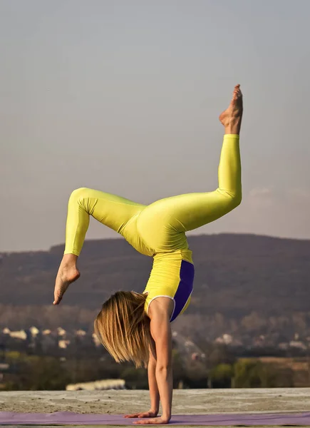 Exercício matinal. Ginasta nacional ucraniana. Acrobática e ginástica. menina ioga alongamento ao ar livre. estúdio pilates online. Mulher desportiva jovem atraente está trabalhando no ginásio ao ar livre — Fotografia de Stock