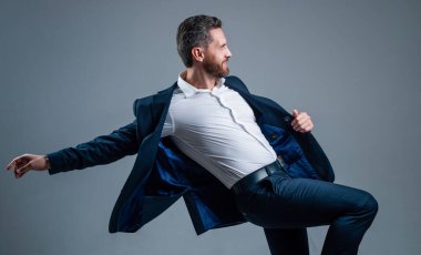 Elinden gelenin en iyisini yapıyorsun. Kişisel başarı hedefi. Gri arka planda dans eden adam. Kendine güvenen iş adamı resmi takım elbise giyer. Şirket partisini kutlayalım. Ofis hayatından zevk alıyorum. İş başarısı. mutluluk