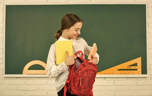 Kinderliteratuur. slim hippe tienerkind. Klein kind klaar om te studeren. toerist of student. reisonderwijs in het buitenland. Terug naar school. Gelukkig meisje draagt rugzak bij schoolbord. wiskundeles — Stockfoto