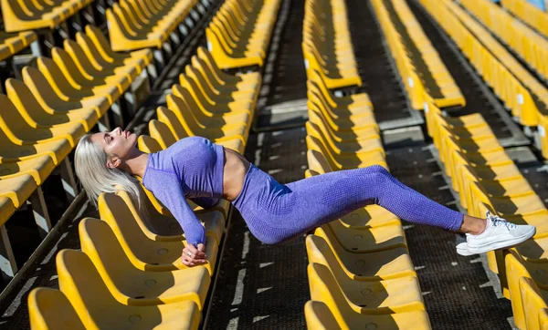 Ik voel me vrij en zelfverzekerd. Dieet. sexy dame in fitness sportkleding. Ontspan op de tribune. training en training. atletische vrouwelijke coach. Vrouwelijke sporttrainer. gezonde sportieve levensstijl. gezondheid en energie — Stockfoto