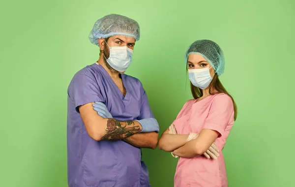 Υψηλή ποιότητα φροντίδας. η νοσοκόμα και ο γιατρός φορούν μάσκα αναπνοής. χειρουργός μετά την εγχείρηση. επιδημία του κορωνοϊού από την Κίνα. υγειονομική περίθαλψη. Επιτυχημένη ομάδα γιατρών. ειδικευμένο ιατρικό προσωπικό — Φωτογραφία Αρχείου