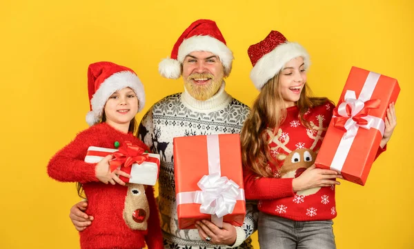 Compras familiares. Venta de Navidad. Papá los niños se divierten. Padre e hijas celebran el año nuevo juntos. La Navidad se vuelve especial con los niños. Concepto de Nochebuena. Regalos para todos —  Fotos de Stock