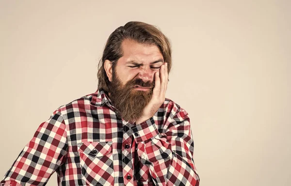 dişçi muayenesi. Sıradan kıyafetler içindeki yakışıklı sakallı adam. Acı çeken beyaz bir adam. Vahşi sakallı hippinin dişleri ağrıyor. Erkek dişlerinde ağrı hisseder. Sıradan bir erkeğin tıbbi bakıma ihtiyacı var.