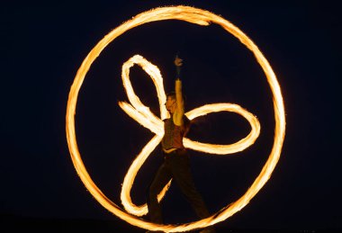 Kutlama için numaralar yapıyor. İnsan karanlıkta ateş numaraları yapar. Yangın gösterisi. Poi dönüşü. Tatil kutlaması. Gece partisi. Açık hava festivali. Eğlence ve eğlence