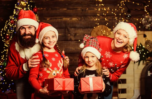 Enfeite os seus sentimentos. Pai Natal árvore decorada. meninas pequenas irmãs com pais. mãe alegre ama crianças. presente de Natal aberto. presentes do Pai Natal. Feliz família comemorar o ano novo e Natal — Fotografia de Stock