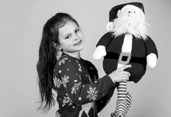 Så nöjd. Gott nytt år. vintersemester och julglädje. Säsongsrabatt. En liten flicka bär på present. Stor julförsäljning. Grabben håller i tomten. drömmar besannas — Stockfoto